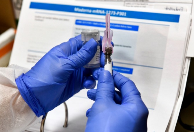 미국 모더나와 연방 국립보건원이 공동 개발한 코로나 19 백신 시제품을 간호사가 준비하고 있다. 사진=뉴시스