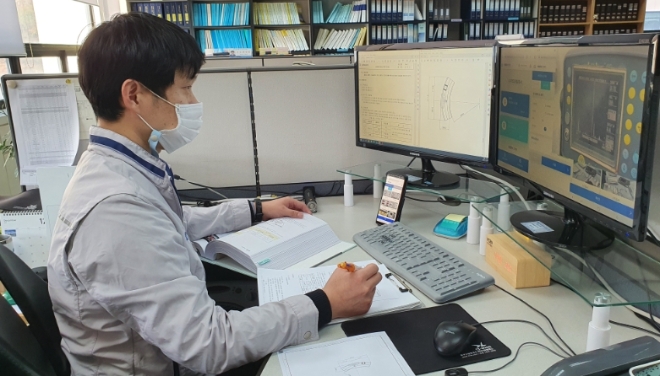 한국남동발전 품질담당자가 '비대면 발전설비 기자재 품질검사 시스템'을 통해 모니터링하고 있다. 사진=한국남동발전 