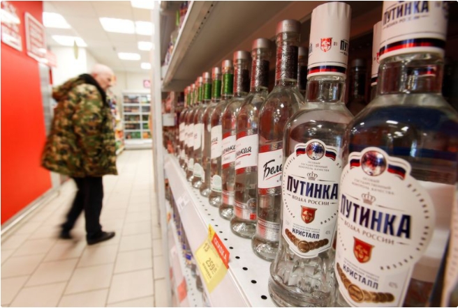 러시아 시민들은 코로나 백신 스푸트니크 V를 맞기 위해 2개월간 술을 자제해달라는 당국의 요청에 불만이 쏟아졌다. 사진=로이터