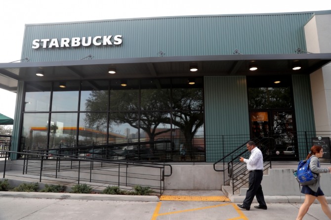 미국 루이지애나주 뉴올리언스의 한 스타벅스 매장 앞에 행인들이 오가고 있다. 세계 최대 커피체인인 스타벅스가 저소득층 지원 사업의 일환으로 미국 내 낙후된 지역에 매장을 늘리고 현지 직원 채용도 늘릴 것이라고 밝혔다. 사진=뉴시스