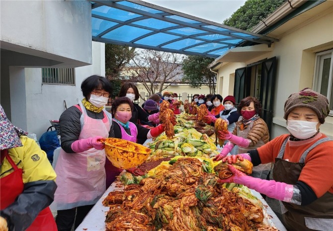 전남 장흥군 용산면(면장 이시영)과 용산면 새마을부녀회(회장 이미숙)는 지난 8일부터 10일까지 ‘사랑愛 김장김치 나눔 행사’를 열었다고 전했다. / 전남 장흥군=제공