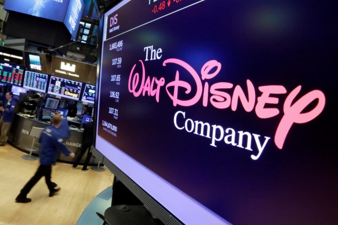 뉴욕증권거래소의 전광판에 월트 디즈니사의 로고가 나타나 있다. 사진=뉴시스