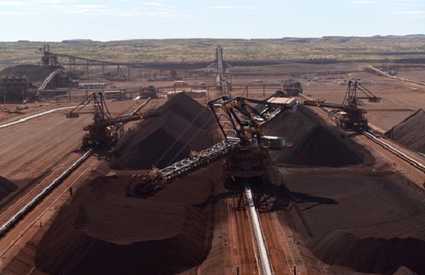 철광석 가격이 2022년 말 현재의 50% 수준으로 급락할 것이라는 호주정부의 전망이 나왔다 사진은 호주 철광석 광산 '로이힐' 야드. 사진=포스코