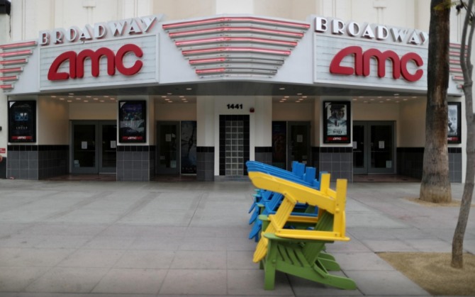 1차 코로나 사태가 한창이던 지난 3월 16일(현지시간) 인적이 없는 미국 캘리포니아주 산타모니카 중심가의 AMC 영화관. 사진=로이터