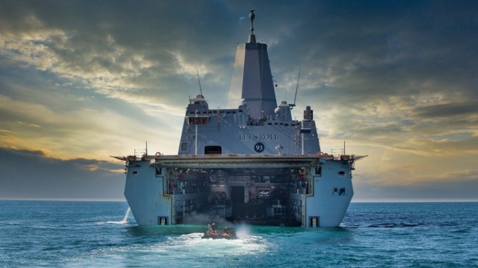 미 해병대 상륙장갑차가 강습상륙함에서 바다로 입수해 항진하고 있다.사진=BAE시스템스