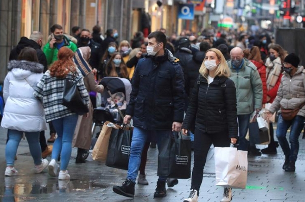 독일 쾰른시에서 시민들이 마크스를 쓴 채 쇼핑한 뒤 귀가하는 모습. 사진=로이터