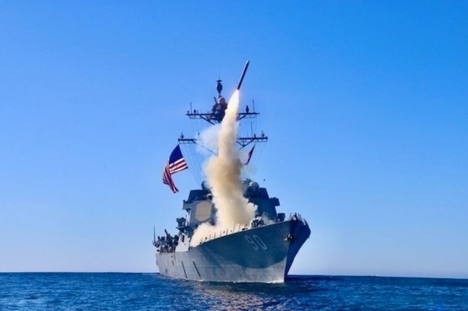 미 해군 알리버크급 이지스 구축함 채피함이 토마호크 V형을 발사하고 있다.사진=미해군