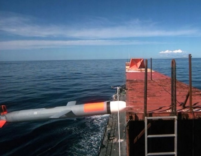  해상 이동 표적을 타격하고 있는 토마호크 V형 미사일. 사진=레이시온미사일앤디펜스