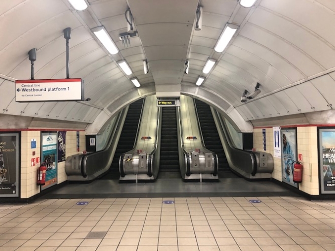 코로나19 확산으로 영국 런던 시내에 있는 한 지하철역 내부가 텅 비어 있다. 사진=영국 뉴스매체 온런던(OnLondon) 