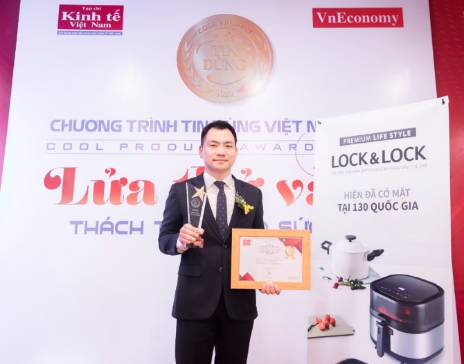 문상석 락앤락 하노이센터 팀장이 '2020 베트남 소비자가 신뢰하는 100대 브랜드'에서 수상하고 기념사진을 촬영하고 있다. 사진=락앤락