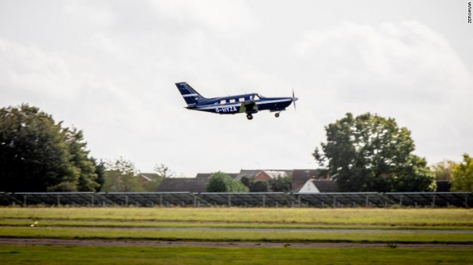 제로아비아가 개발한 6인승 수소 경비행기 ‘파이퍼 말리부’호가 지난 9월 영국 크랜필드 기지에서 이륙하고 있는 장면. 사진=제오아비아