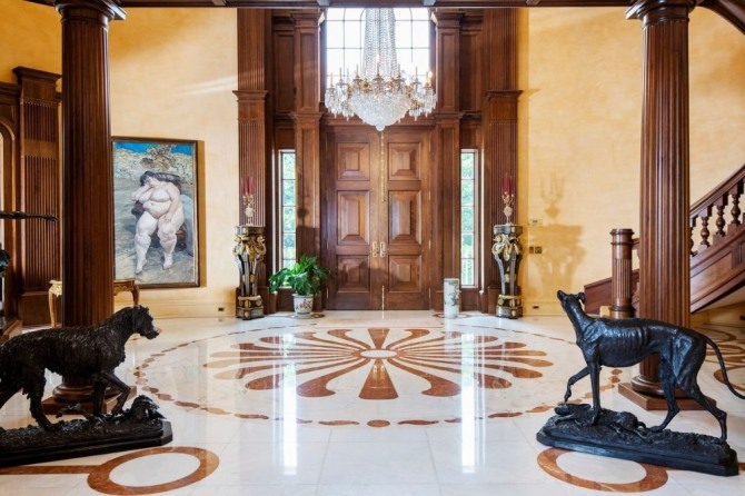 영국 프리미엄 리그 토트넘 핫스퍼 소유주인 억만장자 조 루이스(83)가 플로리다의 영국 스타일 저택을 1495만달러(약 160억 원)에 부동산시장에 내놓았다.