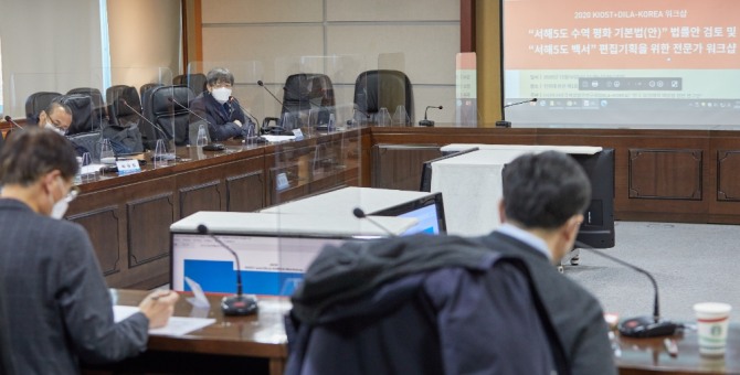 16일 인하대학교 본관 제1회의실에서 열린 '서해5도 수역 평화 기본법(안) 법률안 검토 및 서해5도 백서 편집기획을 위한 전문가 워크샵'에 정태욱 인하대 법전원 교수(왼쪽에서 세 번째)가 발표하고 있다.