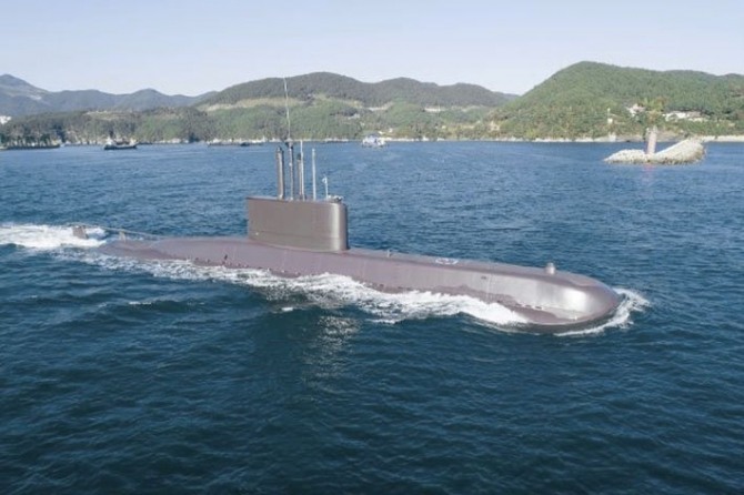 한국 해군의 장보고-I급 잠수함 이억기함이 항해하고 있다. 사진=국방부