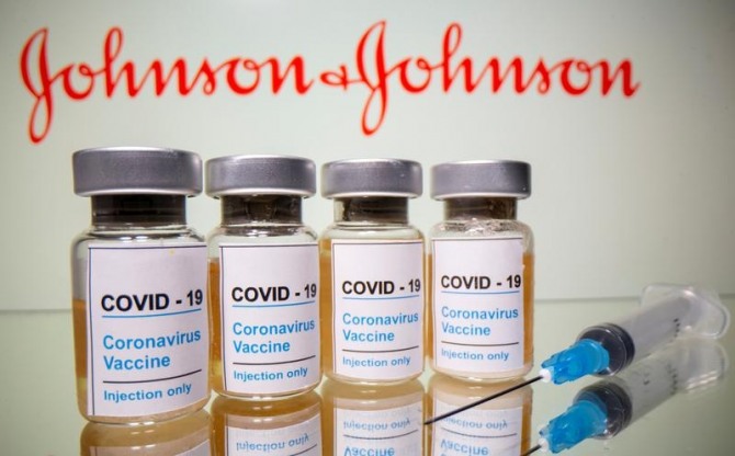 미국 제약회사 존슨앤드존슨(J&J)이 신종 코로나바이러스 감염증(코로나19) 백신 후보의 2회 접종에 대한 대규모 최종 임상을 2021년 1월까지 완료해 2월 중 미국 식품의약국(FDA)으로부터 긴급사용 승인을 신청한다고 밝혔다. 사진 = 로이터  