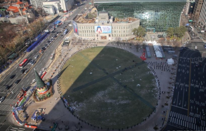  지난 18일 서울광장에 설치된 중구 임시 선별검사소에서 시민들이 코로나19 검사를 받기 위해 줄을 서서 대기하고 있다. 사진=뉴시스 