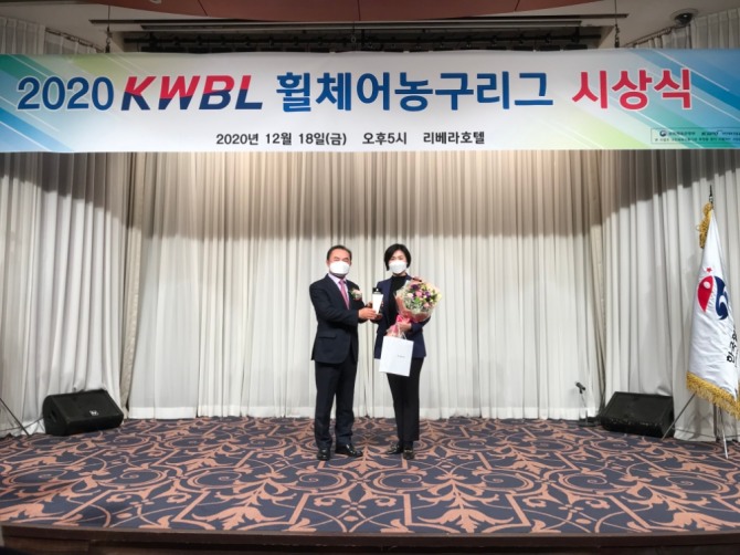 지난 18일 ‘2020 KWBL 휠체어농구리그’ 시상식에서 최욱철 한국휠체어농구연맹(KWBL) 총재(왼쪽부터)와 이진숙 동아오츠카 상무이사가 동아오츠카 감사패 전달 기념촬영을 하고 있다. 사진=동아오츠카