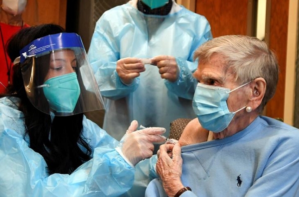 한 미국 여성의료진이 미국 코네티커주에서 예방접종을 하는 모습. 사진=로이터