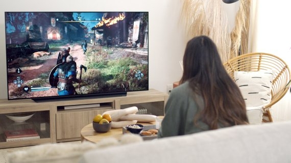 배우 올리비아 문(Olivia Munn)이 LG 올레드 TV로 게임을 즐기고 있다. 사진=LG전자
