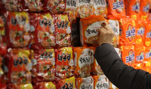지난 18일 서울 시내의 한 대형마트에서 라면이 판매되고 있는 가운데 품절 사태는 일어나지 않았다. 사진=뉴시스