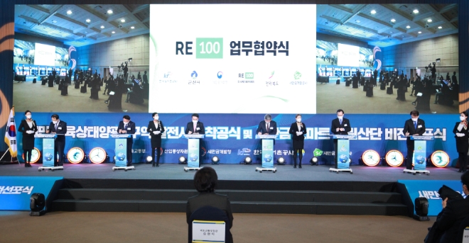 새만금개발청 양충모 청장(왼쪽 3번째 서명인)과 새만금개발공사 강팔문 사장(오른쪽 1번째 서명인)이 18일 군산새만금컨벤션센터에서 김현미 국토교통부 장관이 지켜보는 가운데 전북도, 군산시, 한국농어촌공사, 한국RE100위원회 관계자와 함께 'RE100 업무협약'을 체결하고 있다. 사진=새만금개발청 