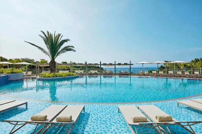 여행업계가 코로나19로 고사 직전 위기에서 '캠핑'과 '제주 여행' '랜선 여행' 등으로 위기 극복에 나서는 등 다양한 노력을 기울이고 있다. 사진=제주신라호텔