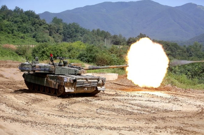 폴란드 차기 전차 사업 후보로 미국과 독일 전차와 경합중인 K2 흑표 전차가 포탄을 발사하고 있다. 사진=현대로템