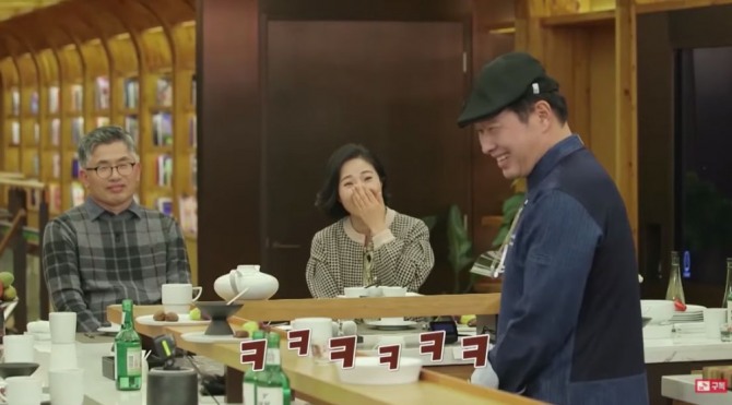 최태원 SK회장이 요리사 복장을 한 후 회사 임직원들에게  따뜻한 저녁 식사를 직접 대접해 화제가 되고 있다.  사진= SK 유튜브 채널