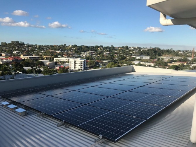 한화솔루션 태양광 사업부문 한화큐셀의 태양광 모듈이 호주 가정집 지붕에 설치되어 있다.  사진=한화큐셀