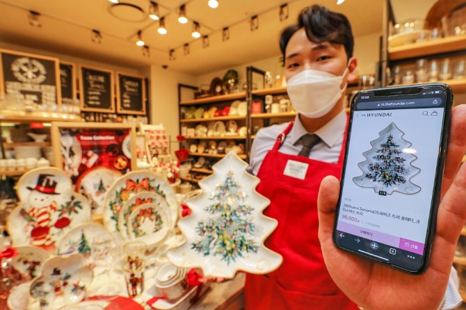 현대백화점 전용 온라인몰이자 모바일 앱 '더현대닷컴'이 선물서비스 주문량 급증으로 호황을 누리고 있다. 사진=현대백화점