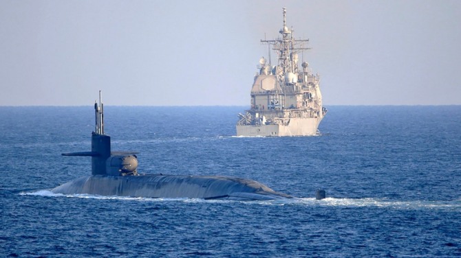 미 해군 오하이오급 핵추진 잠수함 조지아함이 호르무즈해협을 통과하고 있다. 사진=미해군 