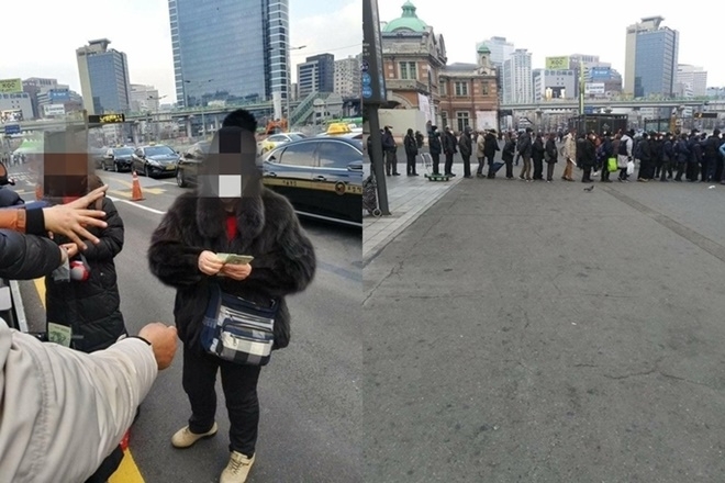 교회 관계자로 추정되는 여성 3명이 22일 낮 12시30분쯤 서울역 1번 출구 광장 앞에서 노숙자들에게 현금과 양말을 나눠주고 있다.  사진=뉴시스·온라인커뮤니티 캡처