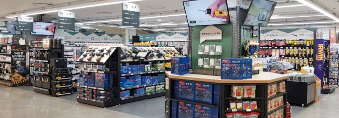 롯데마트의 홈센터 파일럿 매장은 공구, 보수용품, 조명, 커튼‧블라인드, 페인트 등 총 5개를 한국형 홈센터 중점 상품군으로 선정해 운영한다.사진=롯데마트