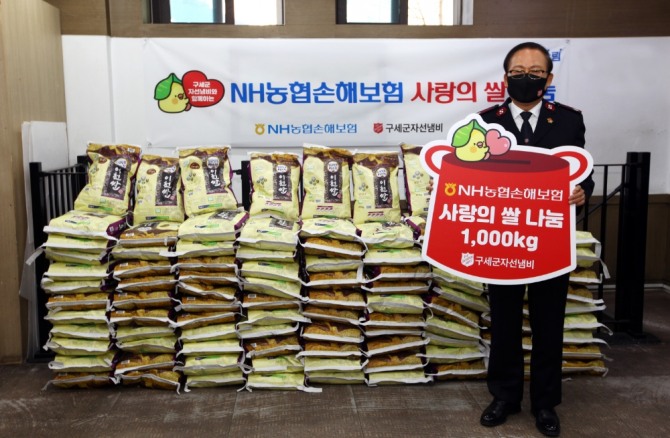 NH농협손해보험은 22일 서울 구세군 자선냄비에 우리 농산물을 전달하는 '사랑의 쌀 나눔' 활동을 했다. 곽창희 구세군 자선냄비 사무총장이 전달된 물품 앞에서 기념 촬영을 하고 있다. 사진=NH농협손해보험