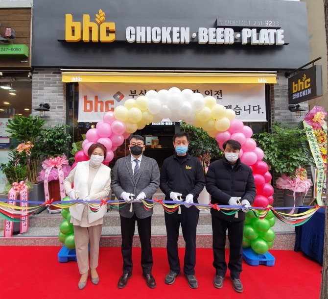 지난 22일 문상만 bhc치킨 본부장(왼쪽에서 두 번째), 부산대신점 점주(세 번째)가 부산지역 가맹점 협의회 관계자들과 점포 환경 개선 프로젝트 오프닝 세레머니에서 컷팅식을 진행하고 있다. 사진=bhc치킨