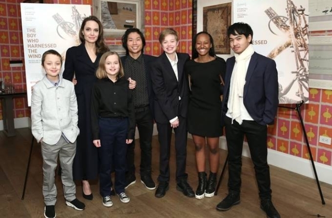 배우 안젤리나 졸리와 6명의 자녀.