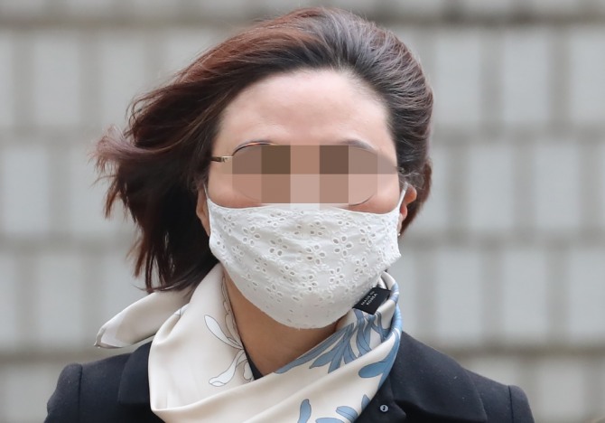 자녀 입시비리와 사모펀드 투자 의혹 등 혐의로 재판에 넘겨진 조국 전 법무부 장관의 부인 정경심 동양대 교수가 23일 오후 서울 서초구 서울중앙지법에서 열리는 1심 선고공판에 출석하고 있다.정 교수는 징역 4년을 선고받고 법정 구속됐다. 사진=연합뉴스