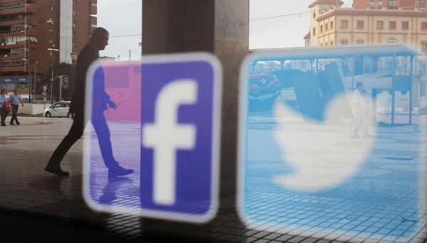 스페인 말라가 거리의 페이스북과 트위터 로고. 사진=로이터