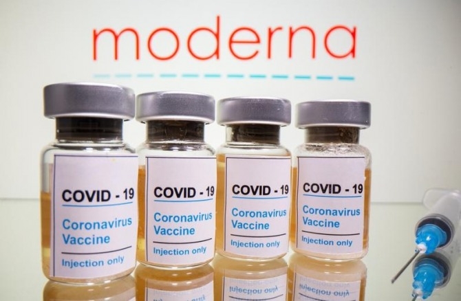 코로나19 백신 개발사인 화이자와 모더나가 각각 영국에서 발견된 변이 바이러스에 자사 백신들이 유효한지 시험하고 있다고 밝혔다. 사진 = 로이터