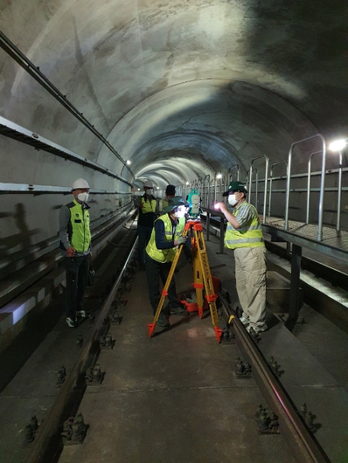 한국국토정보공사(LX) 직원들이 지하공간통합지도 구축을 위해 경기도 고양시 인근 지하시설물을 측량하고 있다. 사진=LX 