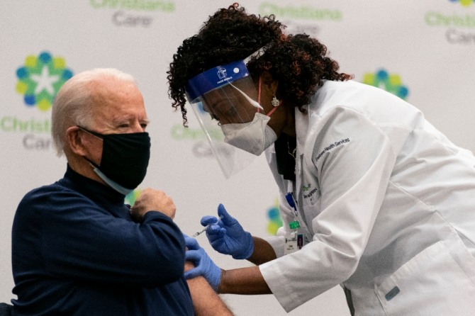 조 바이든 미 대통령 당선인이 21일(현지시간) 델라웨어주 뉴어크에 있는 크리스티애나 병원에서 화이자의 코로나19 백신을 접종하고 있다. 사진=뉴시스