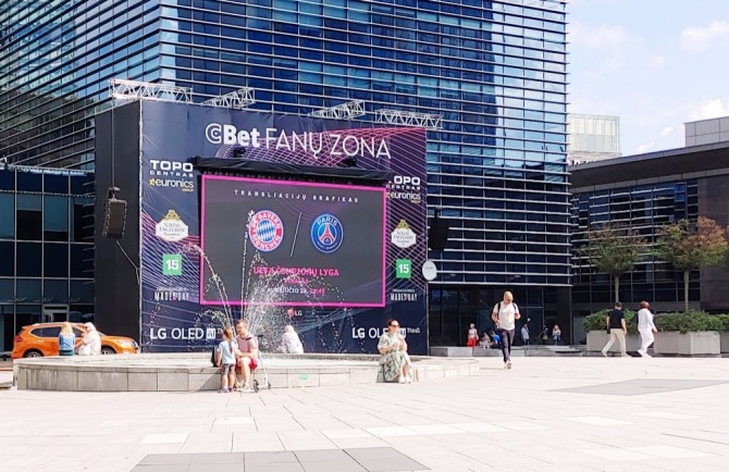 LG전자가 동유럽 리투아니아 수도 빌니우스시(市) 비즈니스센터 광장에 설치한 대형 스크린에 '올레드 TV' 옥외광고를 하고 있다. 사진=LG전자 