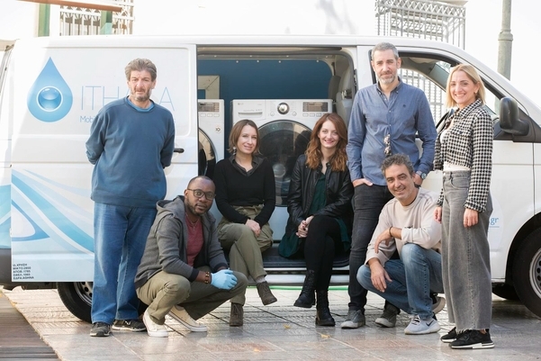 그리스 비영리단체 '이타카' 직원들이 기부 받은 LG전자 세탁기와 건조기가 설치된 차량 앞에서 기념 사진을 촬영하고 있다. 사진= LG전자