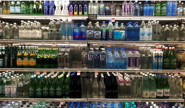 각종 음료와 주류가 진열된 미국 로스앤젤레스의 슈머마켓 모습. 사진=로이터