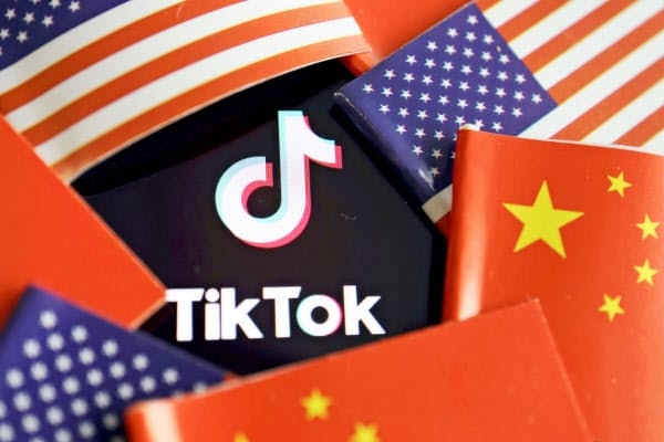 미국 국가와 중국 국기에 에워싸여있는 틱톡 로고, 사진=로이터