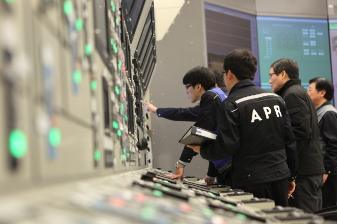 한국수력원자력(한수원) 관계자들이 원전 주제어실(MCR)에서 계기판을 보고 있다. 사진=한국수력원자력 