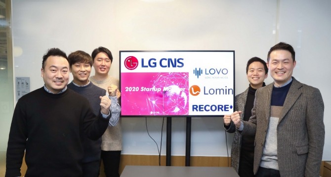 LG CNS 스타트업 몬스터에 선정된 팀이 기념촬영하고 있다. (왼쪽부터)박범진 리코어 공동 창업자, 강지홍 로민 대표, 최우용 LOVO 대표, 이승건 LOVO 이사, 최병록 리코어 대표. 사진=LG CNS