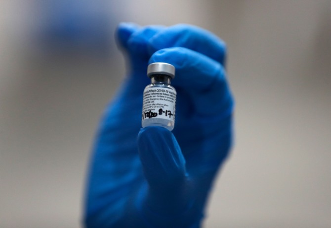 스코틀랜드 병원에서 한 간호사 화이저 코로나 19 백신의 주사약을 손에 들고 있다. 사진=뉴시스