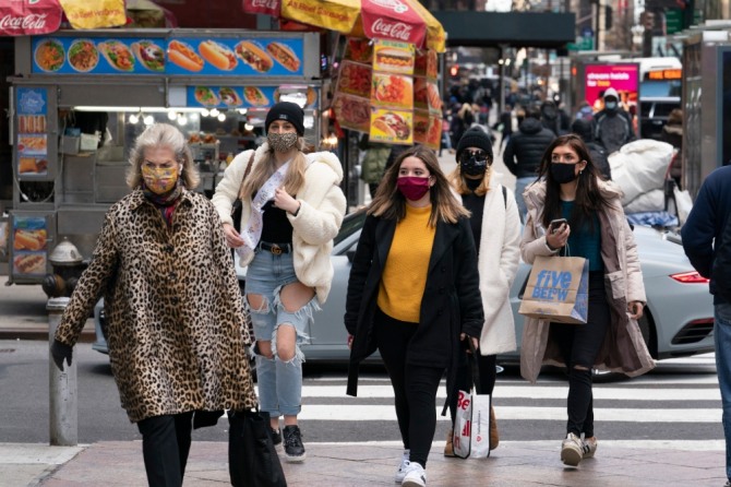  미국 뉴욕에서 행인들이 신종 코로나바이러스 감염증(코로나19) 전파를 막기 위해 마스크를 쓰고 거리를 걷고 있다. 사진=뉴시스