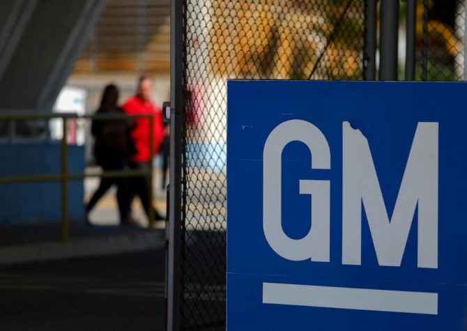 GM의 자동차 매출이 작년 4분기에 4.8% 증가했다.